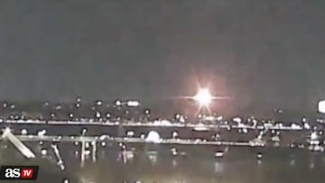 Un avión de pasajeros y un helicóptero militar colisionan sobre el río Potomac. Las autoridades recuperan 28 cuerpos mientras continúa la búsqueda de sobrevivientes.