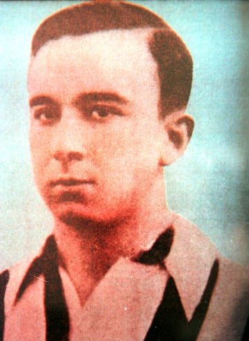 Jug車 en el Athletic Club entre 1927 y 1934. Visti車 la camiseta del Osasuna la temporada 1936-37.