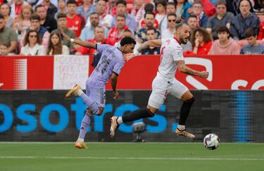 Gudelj se lleva un balón ante Rodrygo.
