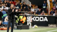 VALENCIA, 03/04/2023.- El técnico del Valencia, Rubén Baraja, durante el encuentro correspondiente a la jornada 27 de primera división que disputan hoy lunes frente al Rayo Vallecano en el estadio de Mestalla, en Valencia. EFE / Kai Forsterling.
