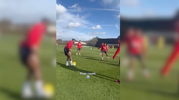 Los colombianos estuvieron en la práctica del Crystal Palace antes del duelo ante el AZ Alkmaar por la Conference League, compartiendo risas y precisión en un rondo del equipo inglés.