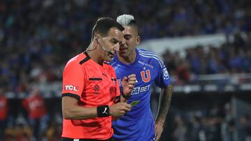 Futbol, Universidad de Chile vs Botafogo.
Fase de grupos, Copa Libertadores 2025.
El arbitro Esteban Ostojich muestra tarjeta amarilla al jugador Leandro Fernandez de Universidad de Chile durante el partido de copa libertadores por el grupo A contra Botafogo disputado en el estadio Nacional en Santiago, Chile.
02/04/2024
Felipe Zanca/Photosport
Football, Universidad de Chile vs Botafogo.
Group stage, Copa Libertadores 2025.
Referee Esteban Ostojich shows a yellow card to the player Leandro Fernandez of Universidad de Chile during the copa libertadores match for group A against Botafogo at the Nacional stadium in Santiago, Chile.
02/04/2024
Felipe Zanca/Photosport
