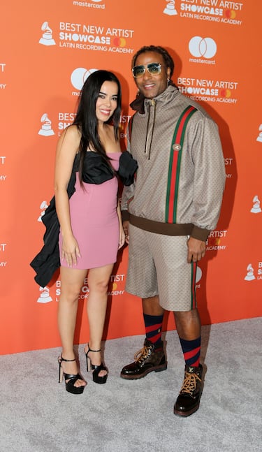 Beatriz Luengo y Yotuel Romerod durante la alfombra roja de los 'Best New Artist Showcase' de los Latin Grammy.