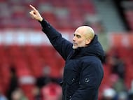 NOTTINGHAM (United Kingdom), 27/12/2025.- Manager, Josep Guardiola of Manchester City applauds the travelling fans during the English Premier League match between Nottingham Forest and Manchester City, in Nottingham, Britain, 27 December 2025. (Reino Unido) EFE/EPA/TIM KEETON EDITORIAL USE ONLY. No use with unauthorized audio, video, data, fixture lists, club/league logos, 'live' services or NFTs. Online in-match use limited to 120 images, no video emulation. No use in betting, games or single club/league/player publications.