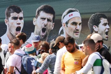 El 3 de julio comenzó la gran cita del tenis sobre hierba, torneo de referencia para todos los aficionados a este deporte. En la imagen, los espectadores hacen cola para acceder ante un gran mural en el que se puede ver a las
grandes figuras del presente y del pasado, como Carlos Alcaraz, Novak Djokovic, Roger Federer o Pete Sampras.