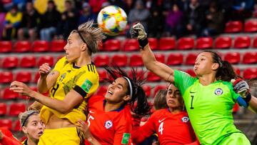 Bárbara Roskin jugó en el club millonario, es periodista, DT y se luce en Salvador por el freestyle, una de sus pasiones. Con AS habla sobre Christiane Endler (la arquera en la foto), capitana de la Roja.