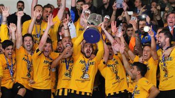 El AEK Atenas - de los venezolanos Ronald Vargas y Alain Baroja - arrebató al Olympiacos el trofeo de campeón de la Copa de Grecia por 2-1.