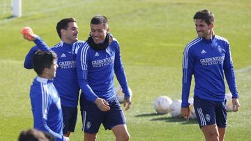 Narv&aacute;ez, entre Javi Ros y Adr&iacute;an, en el entrenamiento de ayer.