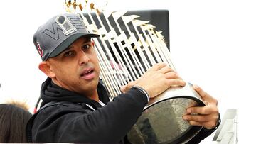 El manager de Boston tuvo una campaña de ensueño después de conquistar la Serie Mundial y John Henry, dueño de la franquicia, decidió reestructurar el contrato de Cora.