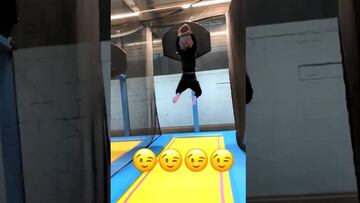 Vidal mostró sus dotes para el básquetbol con esta clavada