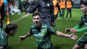 O CARBALLI?O (OURENSE), 13/11/2022.- El delantero del Arenteiro Ant¨®n Escobar celebra el primer gol del partido contra el Almer¨ªa, correspondiente a la primera fase de la Copa del Rey disputado hoy domingo en el estadio O Espi?edo, en O Carballi?o. EFE/ Brais Lorenzo