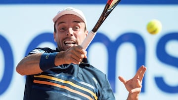 EPA8983. GSTAAD (SUIZA), 27/07/2018.- El tenista espa&ntilde;ol Roberto Bautista Agut devuelve una bola al japon&eacute;s Taro Daniel durante el partido de cuartos de final del torneo de tenis de Gstaad que ambos disputaronl en Gstaad, Suiza, hoy, 27 de julio de 2018. EFE/ Peter Schneider