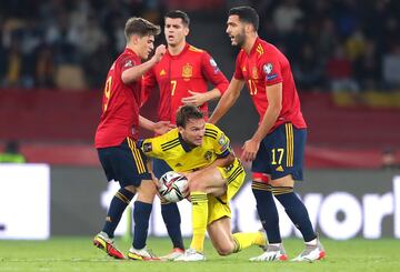 Albin Ekdal entre Gavi, Álvaro Morata y Mikel Merino.