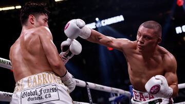 Las Vegas (United States), 30/07/2023.- Isaac Cruz of Mexico (R) in action against Giovanni Cabrera of the United States during their 12 round WBA World Lightweight Title Eliminator & WBC Silver & WBO Latino title fight at T-Mobile Arena in Las Vegas, Nevada, USA, 29 July 2023. (Estados Unidos) EFE/EPA/ETIENNE LAURENT
