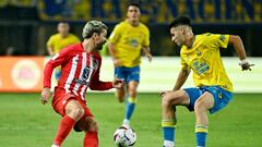 Atletico Madrid's French forward #07 Antoine Griezmann (L) vies with Las Palmas' Spanish defender #15 Mika Marmol during the Spanish league football match between UD Las Palmas and Club Atletico de Madrid at the Gran Canaria stadium in Las Palmas de Gran Canaria on November 3, 2023. (Photo by JAVIER SORIANO / AFP)