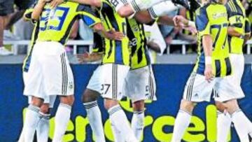 <b>DUDOSO. </b>Güiza es felicitado por uno de sus goles al Honved.