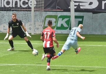 Ocasión de Yannick Carrasco frente a Unai Simón. Finalmente el balón se marchó muy cerca del palo. 