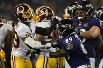 Tanto Kirk Cousins, que empez¨® de titular, como Colt McCoy, que jug¨® en la segunda mitad, demostraron ser dignos recambios para Robert Griffin III, de baja por una conmoci¨®n que a¨²n no se sabe si le permitir¨¢ volver a tiempo para disputar la primera jornada. Cousins acab¨® con 20 de 27 para 190 yardas, 1 touchdown algo fortuito y una intercepci¨®n. McCoy, que ya jug¨® contra la defensa suplente de Baltimore, consigui¨® 10 de 12 para 95 yardas y 2 touchdowns, ambos para el receptor Rashad Ross. Hubo una tangana al final del primer cuarto que se sald¨® con la expulsi¨®n de Steve Smith y Chris Culliver (ambos en la imagen en el momento de la pelea).