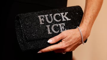 “ICE OUT” también fue a los Premios Oscar 2026. Celebridades portaron pines en la alfombra roja para manifestar su rechazo.