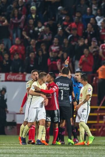 El defensor paraguayo reclamó airadamente al central Fernando Hernández después de terminado el partido contra Xolos, correspondiente a los octavos de final de Copa MX Clausura 2017. Le propinó un cabezazo que le valió una suspensión por un año.