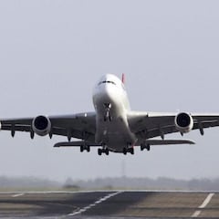 Salta de un avión en marcha tras intentar entrar en la cabina del piloto