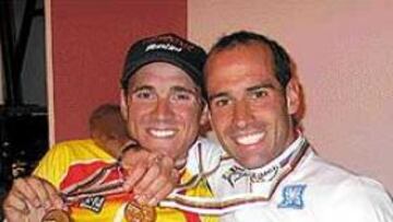<b>¡VAYA PAR!</b> Alejandro Valverde e Igor Astarloa, con el maillot arco iris, muestran gozosos las medallas de plata y oro que consiguieron el domingo en el Mundial.
