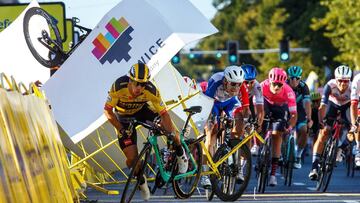 Dylan Groenewegen se va al suelo tras cerrar a Fabio Jakobsen en el sprint de la primera etapa de la Vuelta a Polonia.