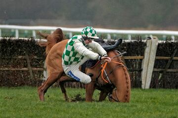 Sucedi ayer en el hipdromo de Huntingdon, en Inglaterra. El jockey Sean Bowen estaba a punto de ganar con el caballo Dinofromberlais cuando, al saltar la ltima valla, el equino tropez cayendo de forma aparatosa. Sorprendentemente, y por fortuna, tanto el jockey como el caballo resultaron ilesos.