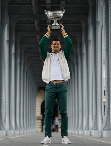 El tenista serbio de 36 años hizo historia tras conseguir ayer su 23º título de Grand Slam tras ganar a Casper Ruud en la final de Roland Garros. Hoy, ha posado con el trofeo en la ciudad de París, como es tradición. 