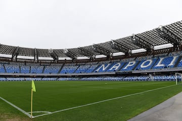 Es un estadio multiusos situado en el barrio de Fuorigrotta, en la ciudad de Npoles, Italia. Es el estadio del Societ Sportiva Calcio Napoli y cuenta con una capacidad de 54.726 personas. 