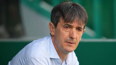 ELCHE, SPAIN - MARCH 11: Pacheta, Head Coach of Real Valladolid CF, looks on prior to the LaLiga Santander match between Elche CF and Real Valladolid CF at Estadio Manuel Martinez Valero on March 11, 2023 in Elche, Spain. (Photo by Aitor Alcalde/Getty Images)