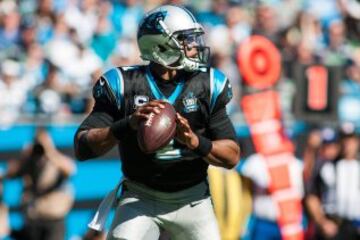 En su temporada rookie, Cam fue toda una sensación y pulverizó numerosos records de la NFL, tanto de novatos como totales, en lo referente al pase y a correr con el balón.