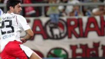 <B>GRAN ACIERTO.</B> Konstantinou resolvió el partido en la primera ocasión de la que dispuso ante la meta de Kameni.