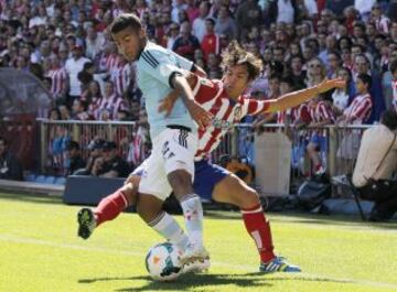 Rafinha intenta irse de Óliver Torres.