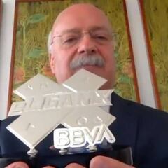 Enrique Bonilla entregó a la distancia el trofeo de campeón de la eLiga MX al León