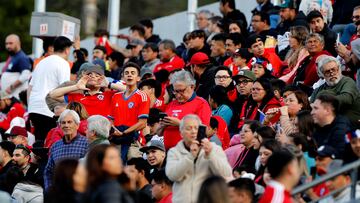 VINA DEL MAR, CHILE-OCT23: Aficionados de Chile asisten al partido del grupo A del futbol masculino contra Mexico de los XIX juegos Panamericanos Santiago 2023 realizado en el estadio Sausalito el 23 de Octubre 2023 en Vina del Mar, Chile./ Chile’s fans attend to the Men’s Group A, First Round football match of the 2023 XIX Pan American Games against Mexico at the Sausalito Stadium on August 23, 2023 in Vina del Mar, Chile.
Foto de Pablo Tomasello/Santiago 2023 via Photosport.