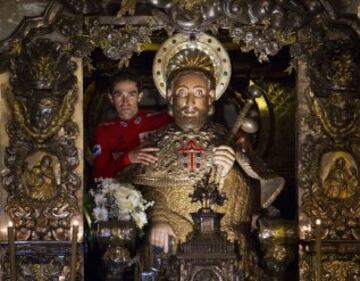 El ciclista del equipo Tinkoff Saxo, Alberto Contador posando con el Apóstol Santiago