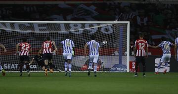 0-1. Mikel Oyarzabal marcó de penalti el primer gol.