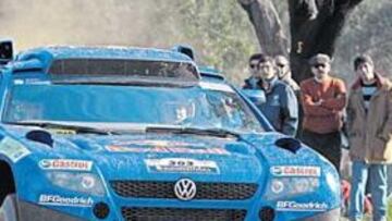 <b>EXPERTO. </b>Carlos Sainz, en un terreno más cercano al de los rallys, pudo demostrar su enorme calidad a los miles de aficionados portugueses que vieron la etapa en directo.