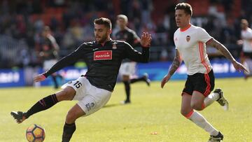 David López contra Santi Mina en el Valencia-Espanyol.