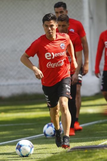 Futbol, entrenamiento seleccion chilena.
Los jugadores de la seleccion chilena, atienden  el entrenamiento matutino en el complejo deportivo Juan Pinto Duran de Santiago, Chile.
20/03/2017