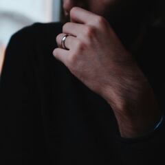 El anillo para hombre de Lotus, el regalo elegante que eleva la estética más buscada este verano