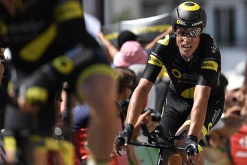 El francés Sylvain Chavanel cruza la línea de meta de la tercera etapa.