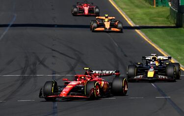 El piloto español adelantó al neerlandés en la vuelta 2. 