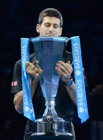 Novak Djokovic levantó su tercer trofeo consecutivo, tras la renuncia de Federer, y seguirá como el mejor del mundo.