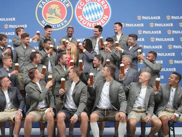 MUNICH, GERMANY - SEPTEMBER 02:  The team of FC Bayern Muenchen pose with the winner Anja Fischer during the FC Bayern Muenchen and Paulaner Photo Session at FGV Schmidtle Studios on September 2, 2018 in Munich, Germany. 
 The traditional photo shoot featuring FC Bayern Muenchen for the Paulaner brewery who have been a platinum partner with Bayern Muenchen since 2003. Giving some of the stars from Germanys record-breaking football team and their trainer Niko Kovac the opportunity to get in touch with some Bavarian culture by dressing for the shoot in Lederhosen the traditional attire of Bavaria.  (Photo by Alexander Hassenstein/Getty Images for Paulaner)