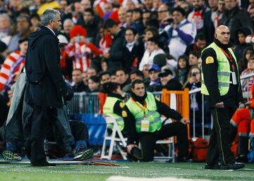 Clos Gómez, expulsó a Mourinho en el minuto 75 por salir del área técnica y protestar.