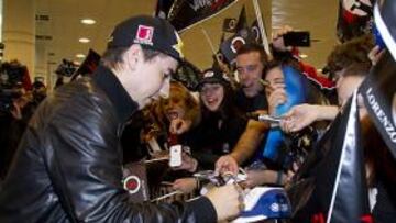 <b>TODOS CON JORGE. </b>Los fans enloquecieron con su ídolo, que firmó en la tripa de una embarazada y recibió el apoyo de dos monjas.