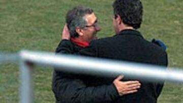 <b>ÁNIMO Y FELICITACIONES</b>. Gil Marín dialoga con Manzano.