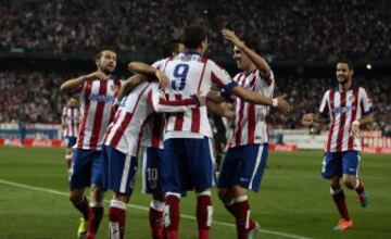 Los jugadores celebran el 1-0.